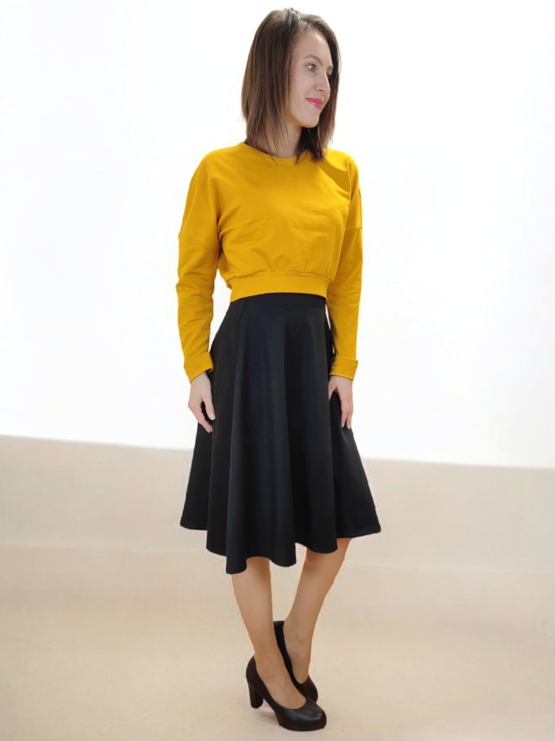 černá půlkolová sukně na modelce